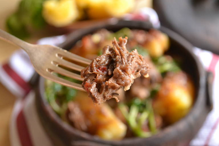 Rabada com mandioca e agrião