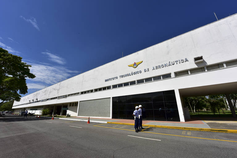 ITA (Instituto Tecnológico de Aeronáutica), que oferece seis cursos de graduação, está entre as instituições públicas mais bem avaliadas