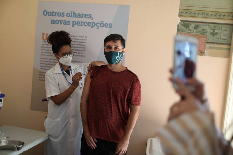 Morador do Rio de Janeiro se imuniza contra o coronavírus