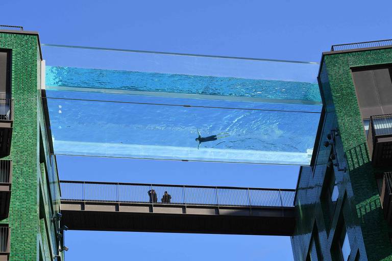 Piscina transparente suspensa liga prédios de luxo em Londres