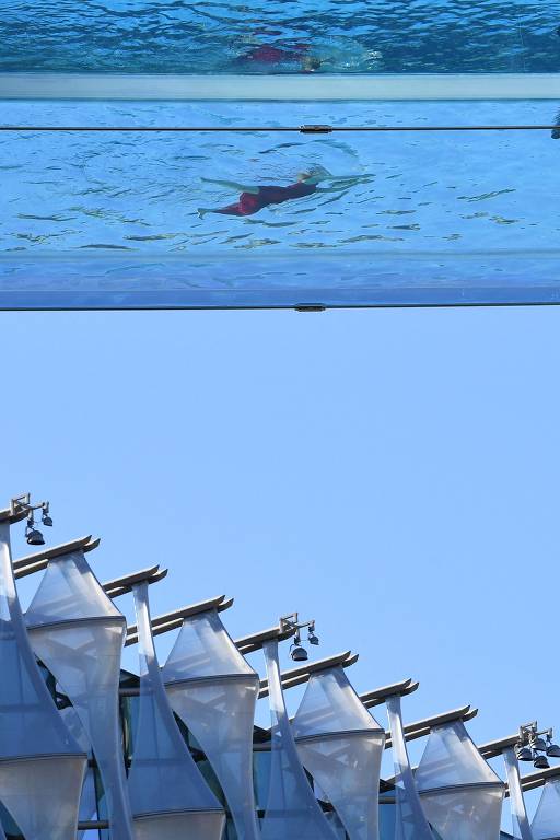 Piscina transparente suspensa liga prédios de luxo em Londres