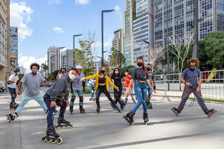 Anhangabaú vira parque dos patins mesmo antes da abertura oficial