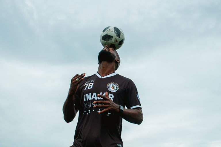 Jefferson é ex-jogador profissional e cresceu na favela de Divinéia, onde fica o time