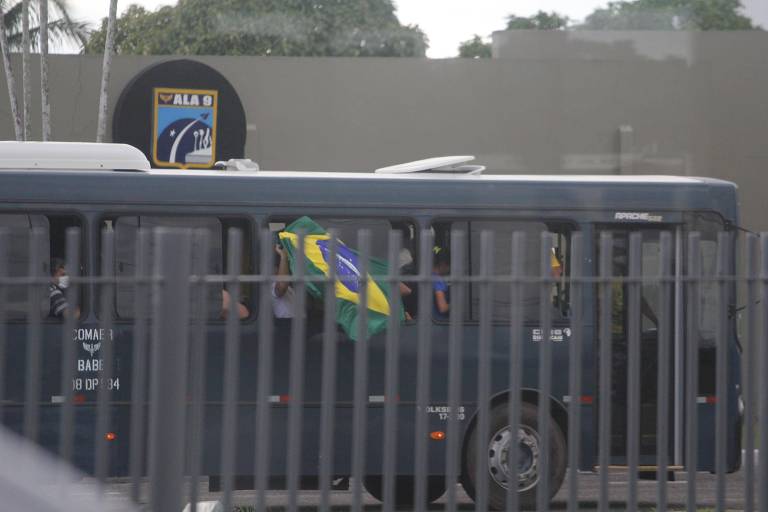 Ônibus da Aeronáutica transporta apoiadores de Bolsonaro na entrada da base aérea de Belém, onde o presidente participou de evento nesta sexta (23)
