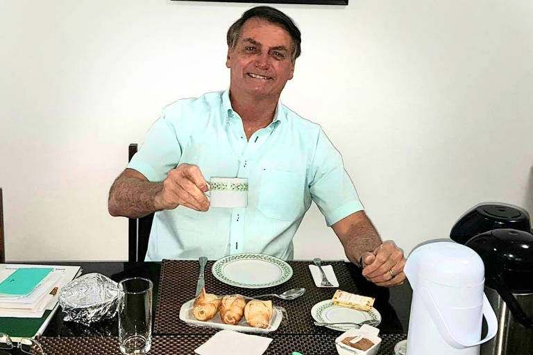 Jair Bolsonaro toma o café da manha em foto postada durante sua recuperação da Covid-19