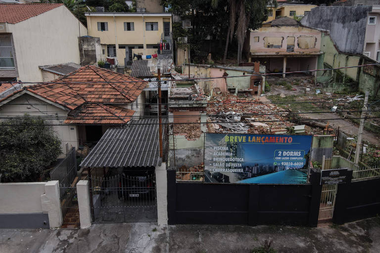 Casa demolida para lançamento imobiliário no bairro Cidade Patriarca, na zona leste