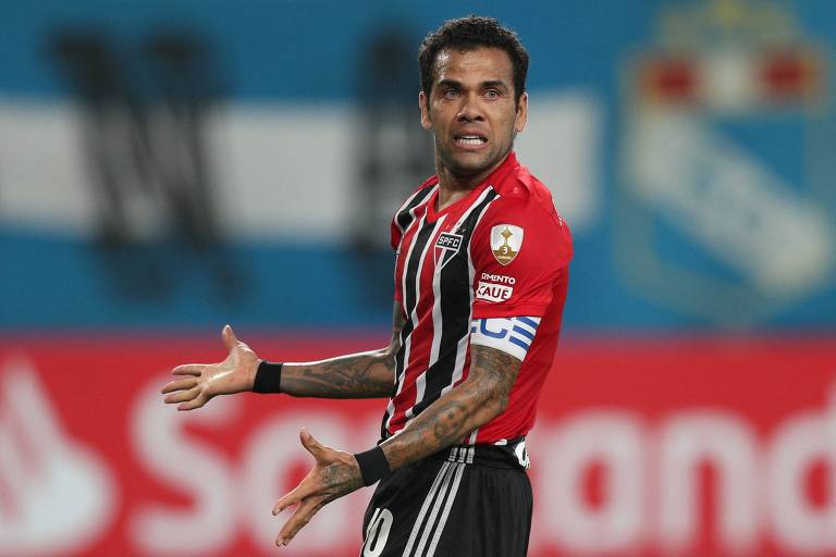Daniel Alves foi escalado como ala nos últimos jogos do São Paulo