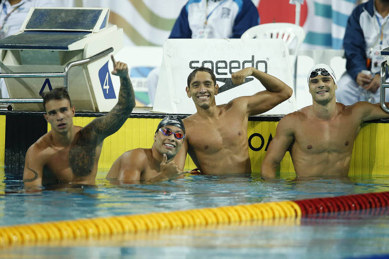 Pedro Spajari, André Calvelo, Breno Correia e Marcelo Chierighini após se classificarem para o revezamento 4 x 100 m livre; um dia depois veio à tona o doping de Calvelo