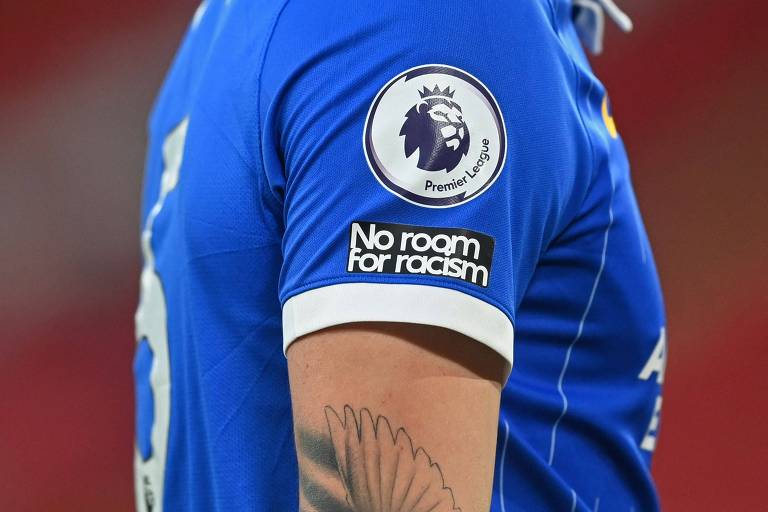 Mensagem contra o racismo na camisa do Brighton, que enfrentou o Sheffield United neste sábado (24) pelo Campeonato Inglês
