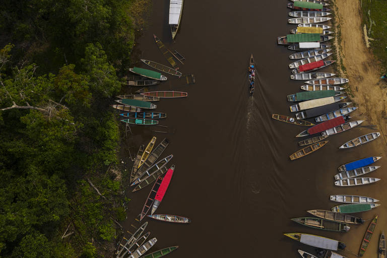 Barcos parados nas margens do rio Japiim em Mâncio Lima, no Acre, próximo ao Parque Nacional da Serra do Divisor