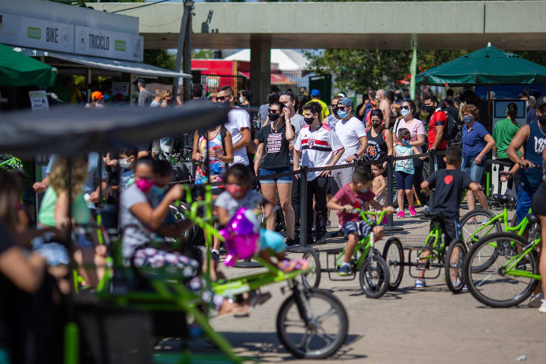Movimentação no Parque Villa-Lobos após a reabertura de todas as áreas de lazer públicas e privadas da cidade de São Paulo