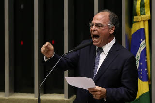 O senador Fernando Bezerra (MDB-PE) se defende de acusações em discurso na tribuna