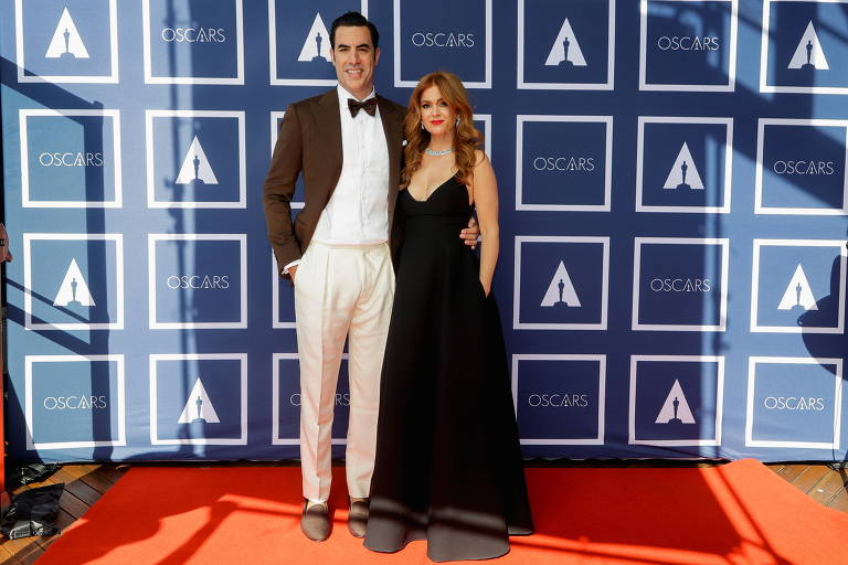 Sacha Baron Cohen e Isla Fisher participam de transmissão do Oscar em estação via satélite em Sydney, na Austrália