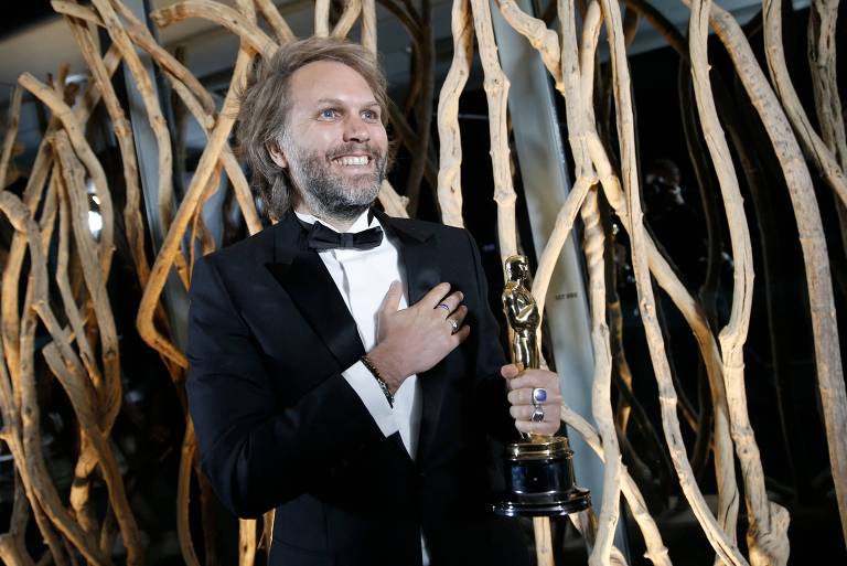 Florian Zeller recebe o Oscar de Melhor Roteiro Adaptado por "Meu Pai", em estação via satélite em Paris, na França