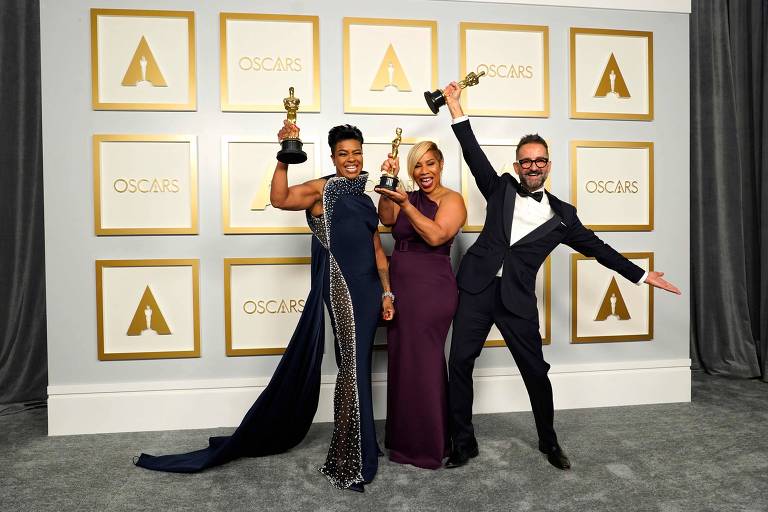 Mia Neal, Jamika Wilson e Sergio Lopez-Rivera, ganhadores do Oscar de Melhor Cabelo e Maquiagem por "A Voz Suprema do Blues"