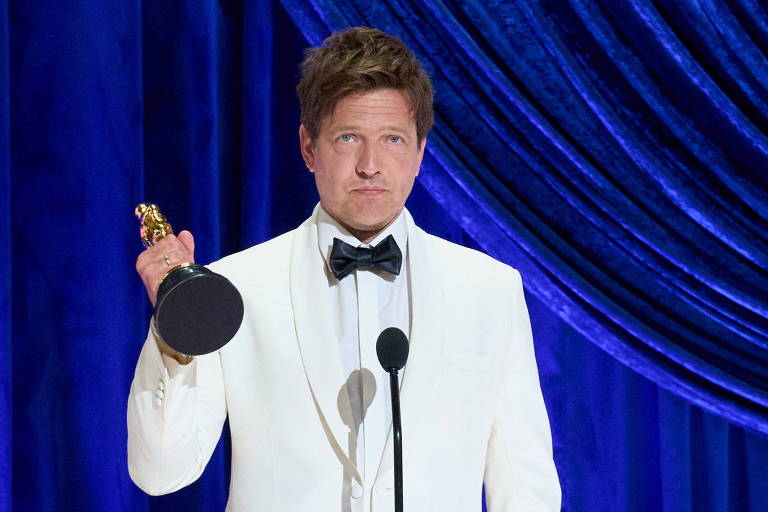 O diretor Tomas Vinterberg recebe o prêmio de Melhor Filme Internacional, por "Druk: Mais uma Rodada"