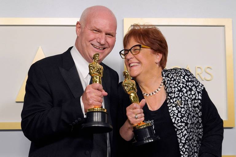 Donald Graham Burt e Jan Pascale posam após receber o prêmio de Melhor Design de Produção por "Mank"