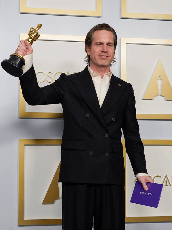 Mikkel E. G. Nielsen, ganhador do prêmio de Melhor Edição por "O Som do Silêncio", posa para fotografia