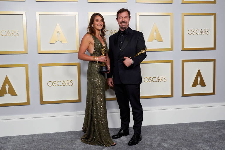 Pippa Ehrlich e James Reed posam com o prêmio de Melhor Documentário por "Professor Polvo"