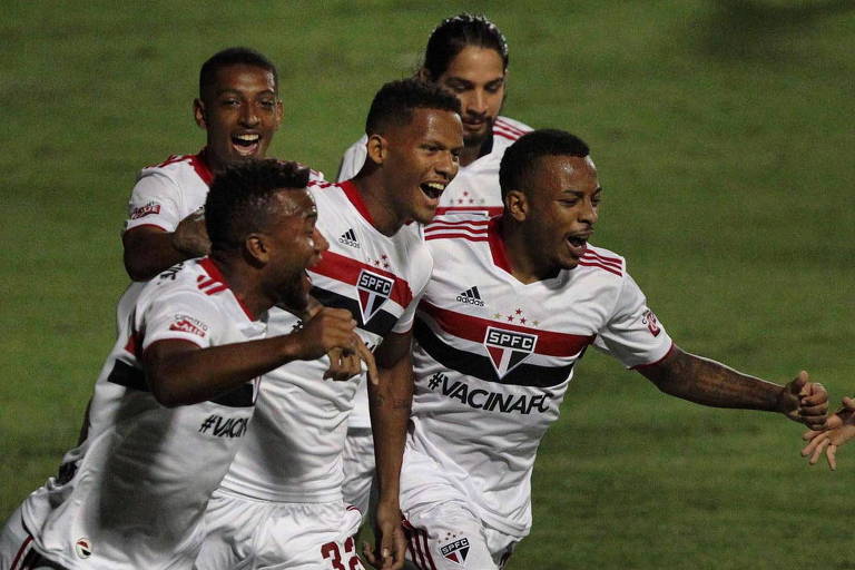 O zagueiro Rodrigo Freitas (ao centro) comemora o seu gol com os companheiros, o primeiro do São Paulo sobre o Ituano