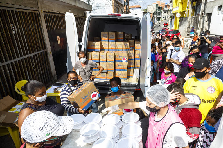 Distribuição de cestas básicas e marmitas na Brasilândia
