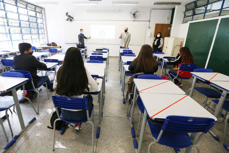 Pais de alunos dão aula e furam greve de professores em escola de SP