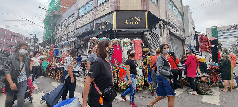 Ambulantes e consumidores lotam as ruas do Brás