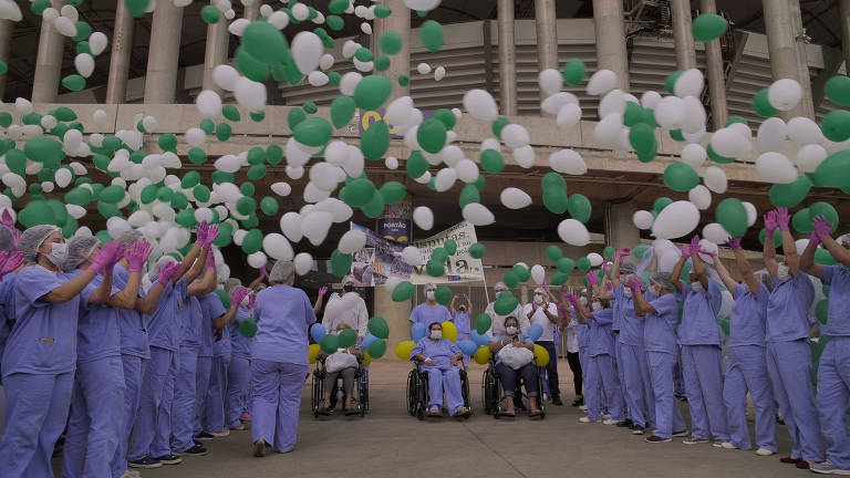 Em outubro, houve comemoração quando os últimos pacientes receberam alta e o hospital de campanha montado no estádio Mané Garrincha, em Brasília, foi fechado
