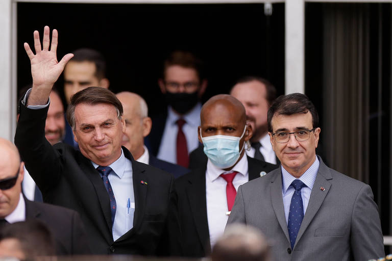 O  presidente Jair Bolsonaro e o chanceler Carlos Alberto França (de terno cinza) deixam o Palácio do Itamaraty após almoço