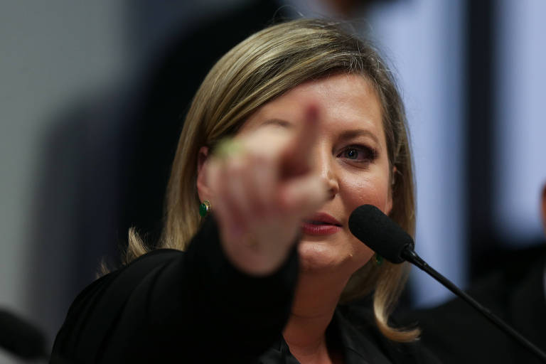 A deputada federal Joice Hasselmann (PSL-SP), eleita em 2018, gesticula na CPMI das Fake News, em Brasília 