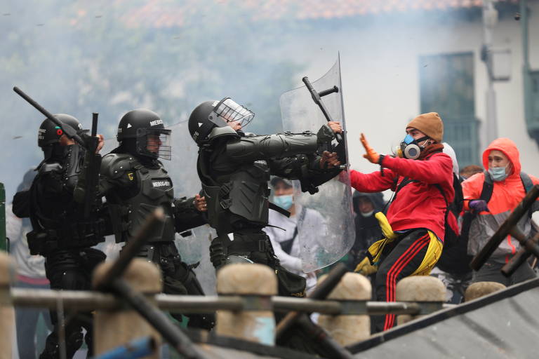 Manifestantes entram em confronto com policiais durante protesto contra projeto de reforma tributária do presidente da Colômbia, Iván Duque, em Bogotá