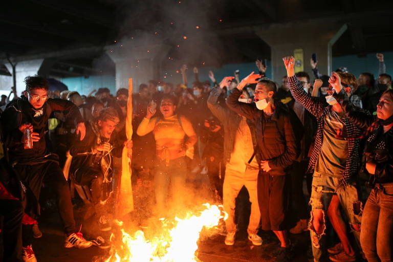 Manifestantes fazem fogueira durante protesto contra projeto de reforma tributária do presidente da Colômbia, Iván Duque, em Bogotá
