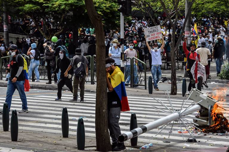 Manifestantes protestam contra projeto de reforma tributária do presidente da Colômbia, Iván Duque, em Medellín