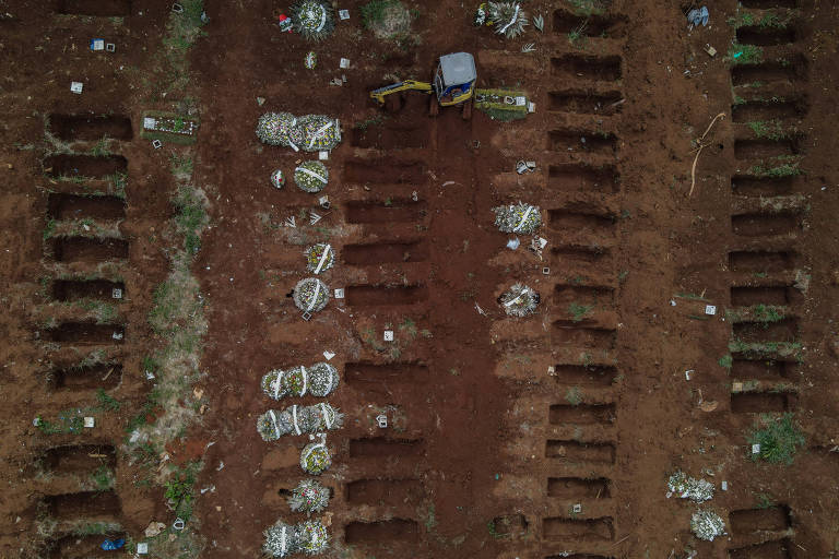 Funcionário abre valas no cemitério da Vila Formosa, na zona leste de São Paulo