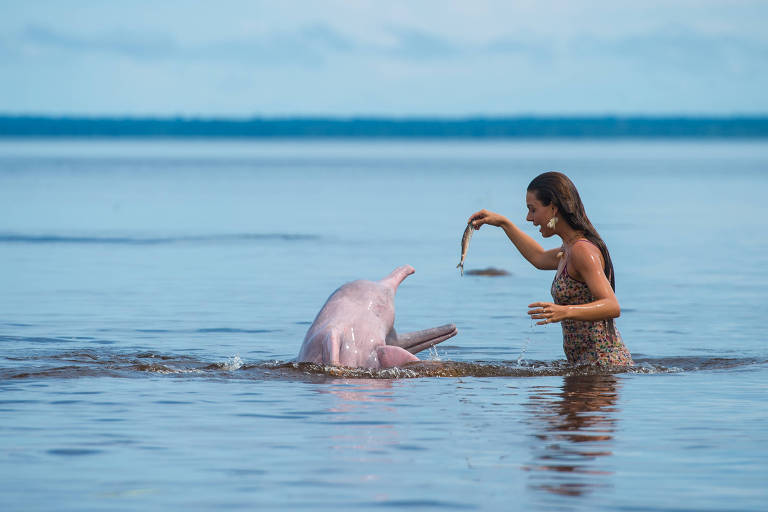 Ritinha (Isis Valverde) brincando com os botos