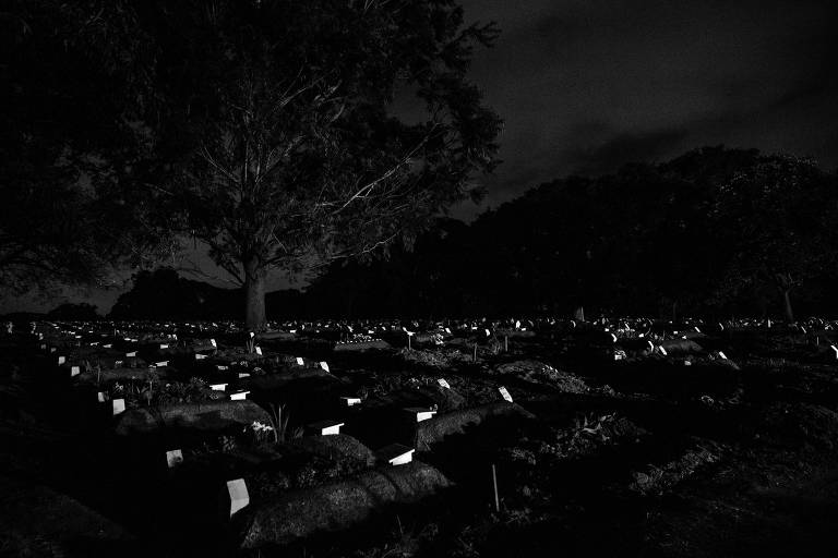 Covas no Cemitério Vila Formosa, em São Paulo