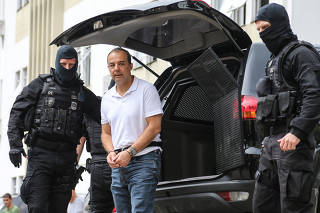 Sérgio Cabral realiza exame de corpo delito