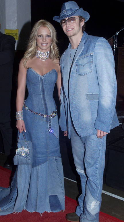 mulher e homem vestidos com roupas 100% jeans, do pé a cabeça