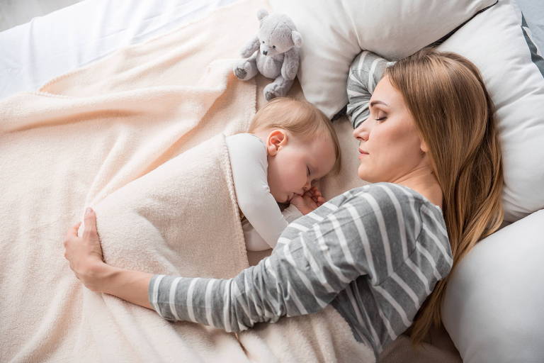 Privação de sono de novas mães pode acelerar o envelhecimento, diz estudo