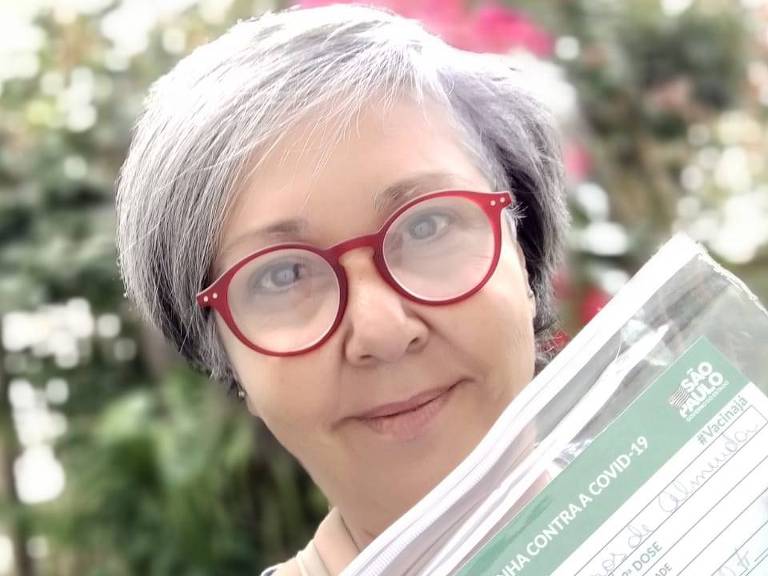 Eliana Barros de Almeida, arquiteta, moradora de Santana, após receber a primeira dose da vacina contra a Covid-19, em São Paulo
