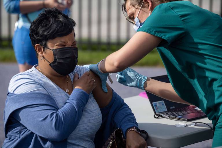 Enfermeira aplica vacina em estádio de Louisville, que ofereceu ingressos para o jogo da noite aos imunizados  