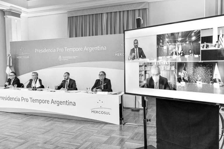 Reunião do Mercosul nesta seguda-feira (26); embaixo no telão, à esquerda, o ministro Paulo Guedes