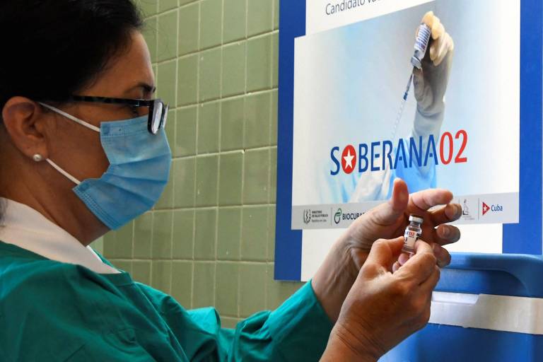 Enfermeira mostra ampola da vacina cubana Soberana 2, que está na fase 3 dos testes clínicos
