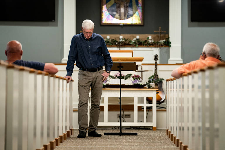 O pastor David Smith, durante culto em igreja batista em Tusculum, no Tennessee