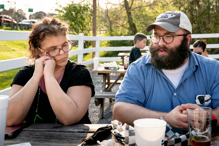 Eva Fields, enfermeira que tratou um dos primeiros pacientes com Covid em Tusculum, fala com o médico Theo Hensley; ele está vacinado, ela, não