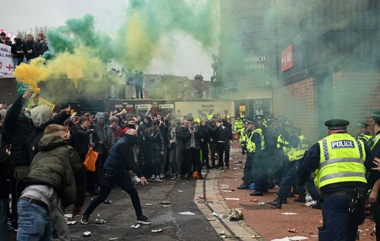 Jogo do Manchester United é adiado após torcedores entrarem no campo para  protestar contra donos do clube - BBC News Brasil