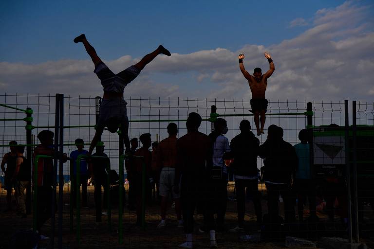 Público se exercita na orla da praia de Barceloneta
