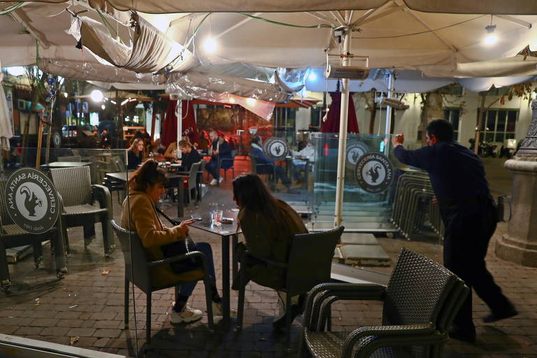 Clientes em bar em Madri, perto da hora do fechamento por toque de recorrer, às 23h
