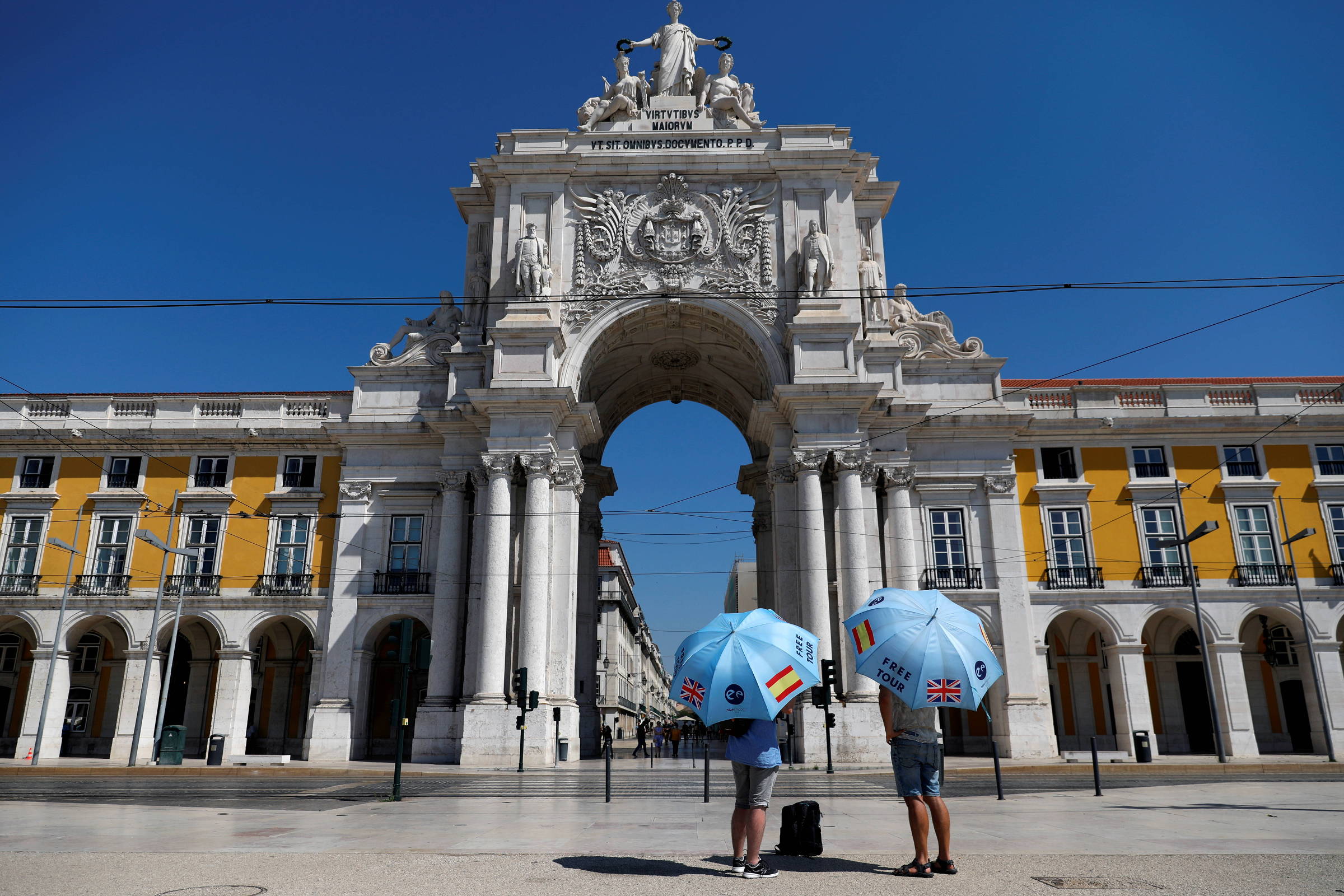 Guias turísticos na Praça do Comércio em Lisboa
