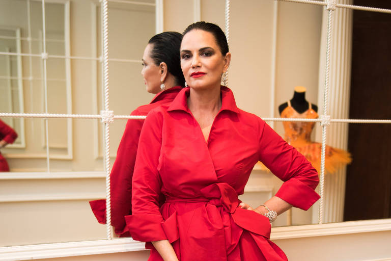 A atriz Luiza Brunet de vestido vermelho em jantar de gala promovido pela BrazilFoundation no The Plaza Hotel, em Nova York, na quinta (12)